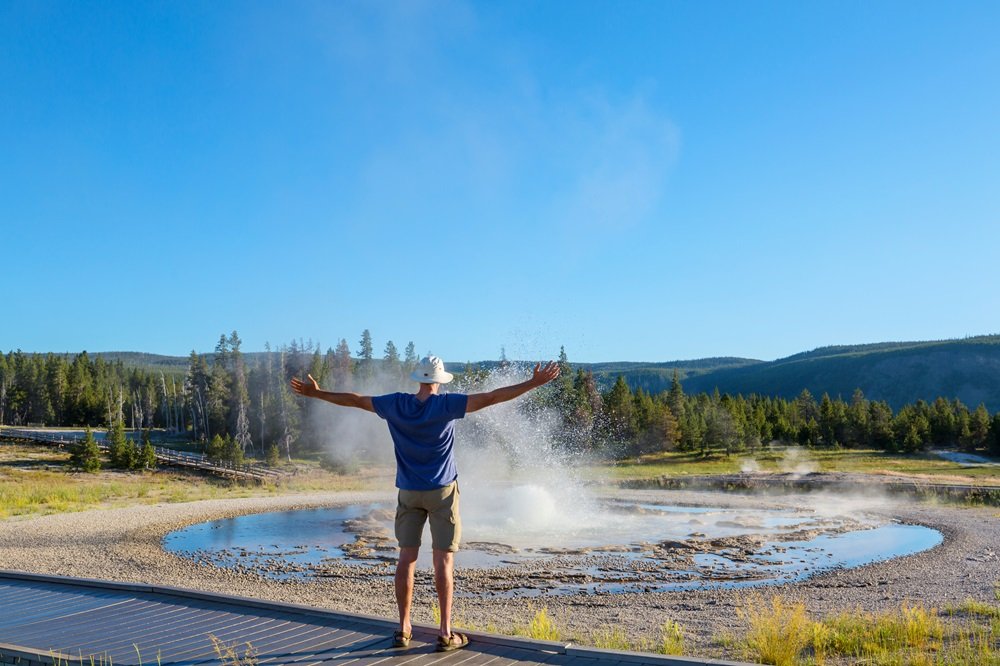 tourist-in-yellowstone-2023-11-27-05-17-55-utc.jpg